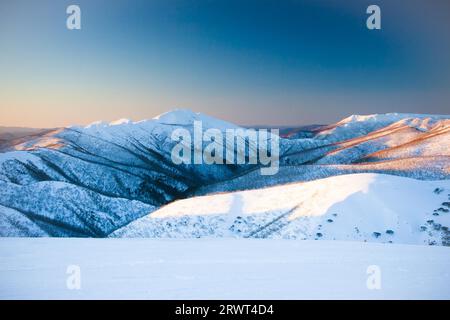 MT Feathertop und umliegende Landschaft bei Sonnenuntergang im Winter in der Nähe von Mt Hotham in Victoria, Australien Stockfoto