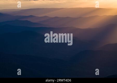 X[Blick über die Berge bei Sonnenuntergang vom Gipfel des Mt Buller in Victoria, Australien, Ozeanien Stockfoto