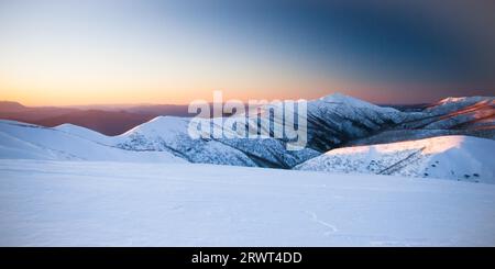 MT Feathertop und umliegende Landschaft bei Sonnenuntergang im Winter in der Nähe von Mt Hotham in Victoria, Australien Stockfoto