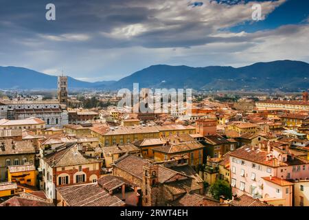 Ein Blick aus der Luft über die wunderschöne befestigte Stadt Lucca in Italien. Die toskanischen Berge sind in der Ferne zu sehen Stockfoto