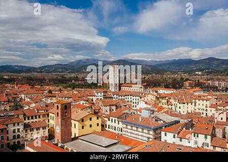 Ein Blick aus der Luft über die wunderschöne befestigte Stadt Lucca in Italien. Die toskanischen Berge sind in der Ferne zu sehen Stockfoto