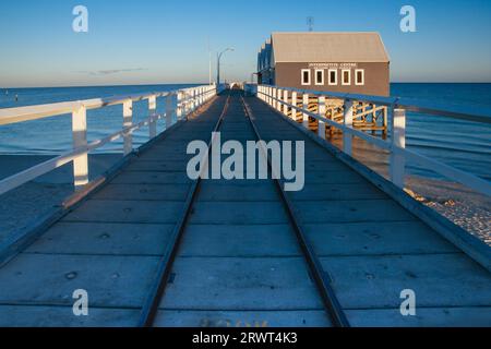 Busselton Jetty schimmert in den frühen Morgenstunden im Licht in Busselton, Western Australia, Australien Stockfoto