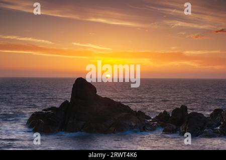 Australische Ozeanlandschaft bei Sonnenuntergang auf Canal Rocks auf der Kap-Naturaliste-Halbinsel, in der Nähe von Yallingup in Margaret River, Western Australia, Australien Stockfoto