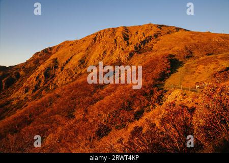 Der Blick bei Sonnenuntergang vom Gipfel des Mount Buller über den Little Buller Spur im Victorian High Country, Australien, Ozeanien Stockfoto