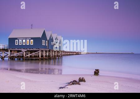 Busselton Jetty schimmert in den frühen Morgenstunden im Licht in Busselton, Western Australia, Australien Stockfoto