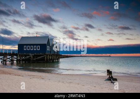 Busselton Jetty schimmert in den frühen Morgenstunden im Licht in Busselton, Western Australia, Australien Stockfoto