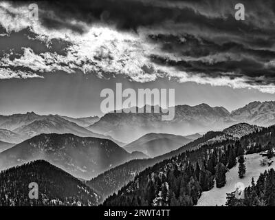 Blick von Brauneck, Berggipfel mit Nebel und Wolken, schwarz-weiß, Bayern Stockfoto