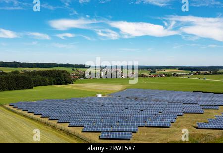 Drohnenaufnahme, Photovoltaik-Park in Berndorf bei Salzburg, Salzburger Seenland, Flachgau, Land Salzburg, Österreich, Europa Stockfoto