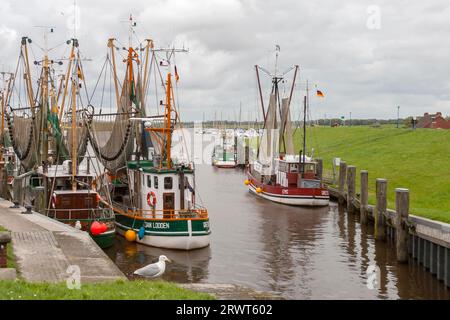 Krabbenfräser im Hafen von Greetsiel, die größte Flotte in Ostfriesien, Greetsiel, Ostfriesien, Niedersachsen, Deutschland, Europa Stockfoto