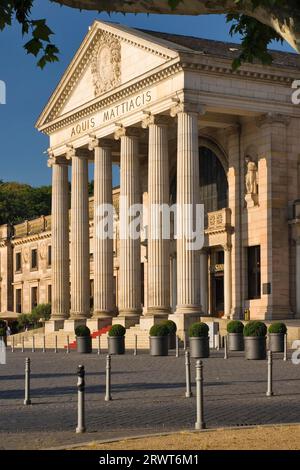 Das neue Kurhotel Wiesbaden wurde 1907 von Friedrich von Thiersch im historischen Stil erbaut. Das neue Wellnesshotel Wiesbaden wurde im historischen Stil erbaut Stockfoto