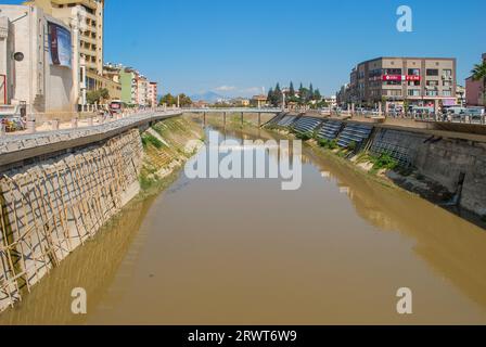 ASI River, Antakya, Hatay, Türkei - 23. September 2009: Aufteilung der Stadt in zwei Städte, auf Türkisch als „ASI Nehri“ bekannt Stockfoto