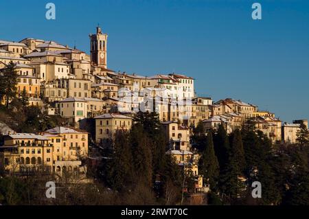 Das Dorf Santa Maria del Monte, das Heiligtum des Sacro Monte (Heiliger Berg) von Varese Stockfoto