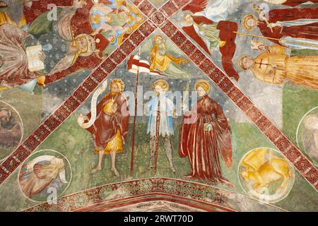 Deckenfresko von St. George und St. Johannes der Täufer und Margaretha und Gott der Vater und Franziskus von Maestro di Selva in der Kirche Santa Maria Stockfoto