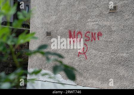 Anti-SNP-Graffiti-Spray auf Gehäuseblock in Edinburgh, Schottland, Großbritannien Stockfoto