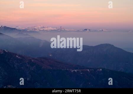 Blick vom Campo dei Fiori in Richtung der Ostalpen bei Umkehrwetter, Varese, Lombardei, Italien Stockfoto