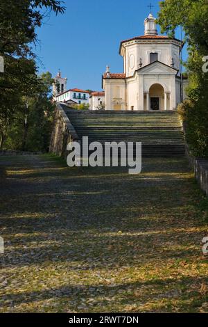 Kapelle der Himmelfahrt auf dem Pilgerweg Sacro Monte di Varese mit der Wallfahrtskirche Santa Maria del Monte und dem Dorf der Stockfoto