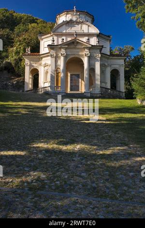 Der Sacro Monte di Varese mit seinen 14 Kapellen und seinem Heiligtum Santa Maria del Monte erstreckt sich auf bewaldeten Hängen Stockfoto
