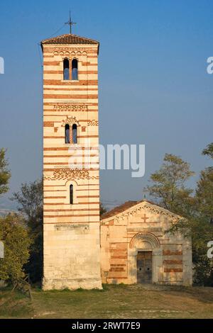 Die romanische Monferrato-Landkirche San Nazario e Celso bei Montechiaro, Asti Monferrato, Piemonte, Italien Stockfoto