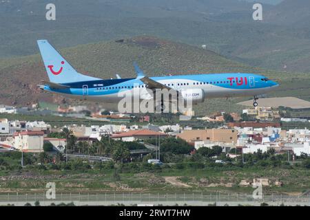 Avión de Línea Boeing 737 MAX de TUI aterrizando Stockfoto