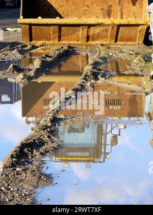 Reflexion eines Baggers im Wasser, Detail Stockfoto