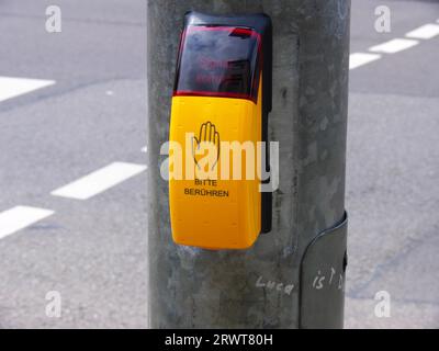 Fußgängerampel, Taste zum Drücken, um die Fußgängerampel auf grün zu schalten, Straße im Hintergrund Stockfoto