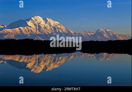 Denali und Mount Foraker mit Reflexion in der Abenddämmerung, Reflection Pond, Denali National Park Stockfoto