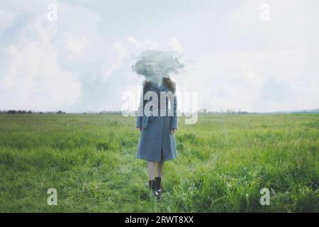 Surreale Wolke fliegt vor dem Gesicht einer Frau, die sie versteckt, abstraktes Konzept Stockfoto