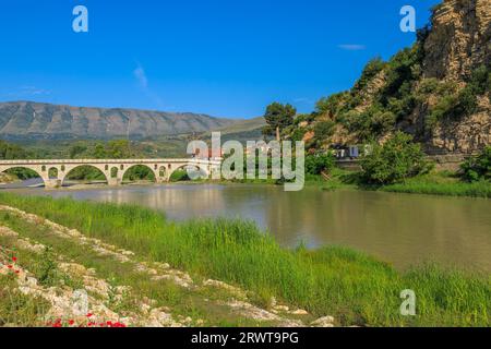 Die Gorica-Brücke von Berat erstreckt sich über den Fluss Osum und verbindet die alten Stadtviertel von Berat in Albanien. Seine Steinbögen und historischen Charme, Gorica Stockfoto