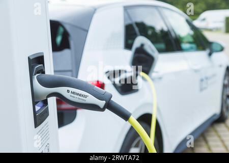 Die Transparent Factory von Volkswagen baut ihre E-Charging-Infrastruktur weiter aus. Einer der größten Ladungsparks Sachsens wurde in der Kanzlei eröffnet Stockfoto