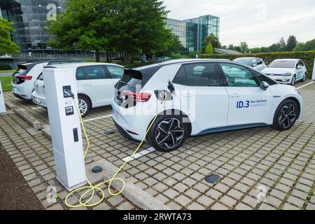 Die Transparent Factory von Volkswagen baut ihre E-Charging-Infrastruktur weiter aus. Einer der größten Ladungsparks Sachsens wurde in der Kanzlei eröffnet Stockfoto