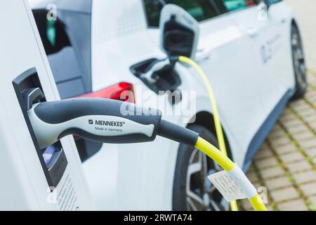 Die Transparent Factory von Volkswagen baut ihre E-Charging-Infrastruktur weiter aus. Einer der größten Ladungsparks Sachsens wurde in der Kanzlei eröffnet Stockfoto