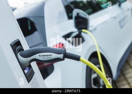 Die Transparent Factory von Volkswagen baut ihre E-Charging-Infrastruktur weiter aus. Einer der größten Ladungsparks Sachsens wurde in der Kanzlei eröffnet Stockfoto