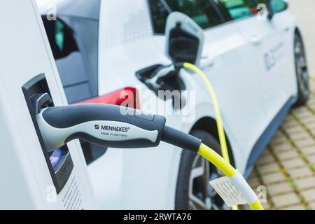 Die Transparent Factory von Volkswagen baut ihre E-Charging-Infrastruktur weiter aus. Einer der größten Ladungsparks Sachsens wurde in der Kanzlei eröffnet Stockfoto