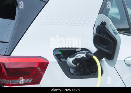 Die Transparent Factory von Volkswagen baut ihre E-Charging-Infrastruktur weiter aus. Einer der größten Ladungsparks Sachsens wurde in der Kanzlei eröffnet Stockfoto