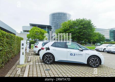 Die Transparent Factory von Volkswagen baut ihre E-Charging-Infrastruktur weiter aus. Einer der größten Ladungsparks Sachsens wurde in der Kanzlei eröffnet Stockfoto