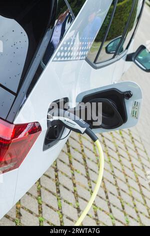 Die Transparent Factory von Volkswagen baut ihre E-Charging-Infrastruktur weiter aus. Einer der größten Ladungsparks Sachsens wurde in der Kanzlei eröffnet Stockfoto