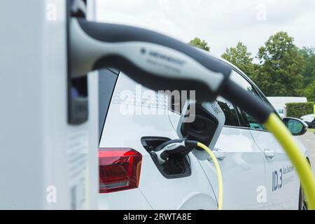 Die Transparent Factory von Volkswagen baut ihre E-Charging-Infrastruktur weiter aus. Einer der größten Ladungsparks Sachsens wurde in der Kanzlei eröffnet Stockfoto