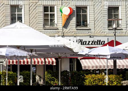 Historisches Stadthaus mit Gürtelrose, Eiskegel, Sonnenschirmen, Gelateria La Piazetta, Eiscafé, Straßencafé, am Markt, Altstadt, Bad Hersfeld, Stockfoto