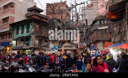 Menschenmenge, viele Leute, Straßenszene am späten Nachmittag in der Nachbarschaft des Basars, Kabelgewirr, Kathmandu, Nepal, Asien Stockfoto