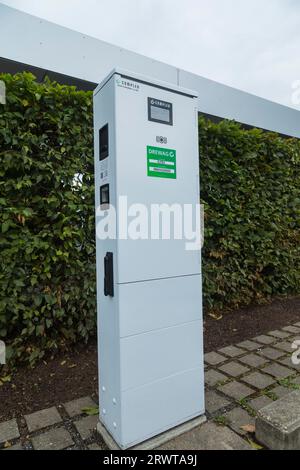 Die Transparent Factory von Volkswagen baut ihre E-Charging-Infrastruktur weiter aus. Einer der größten Ladungsparks Sachsens wurde in der Kanzlei eröffnet Stockfoto