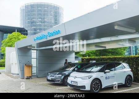 Die Transparent Factory von Volkswagen baut ihre E-Charging-Infrastruktur weiter aus. Einer der größten Ladungsparks Sachsens wurde in der Kanzlei eröffnet Stockfoto