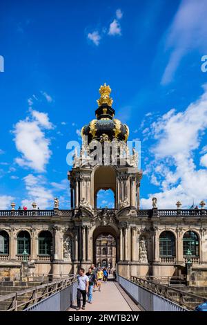 Der Dresdner Zwinger ist eines der berühmtesten Barockgebäude Deutschlands und beherbergt Museen von Weltruf. Kronentor Stockfoto