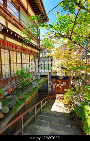 Das heiße Wasser im Freien, das neunte heiße Wasser der heißen Quelle Shibu, das heiße Wasser der Männer von Oyu und das Yumoto Ryokan Stockfoto