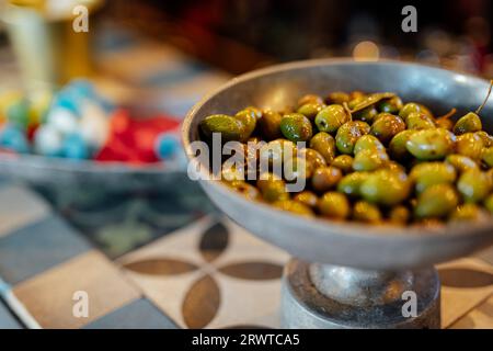 Auswahl an israelischem Essen, serviert mit Salat, Pitabrot und Vorspeisen, koscherem israelischen Milchfrühstück, Weißkäse, Salaten. mediterrane Ernährung, Israel Stockfoto