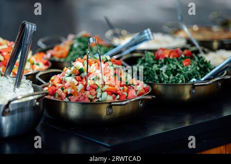 Auswahl an israelischem Essen, serviert mit Salat, Pitabrot und Vorspeisen, koscherem israelischen Milchfrühstück, Weißkäse, Salaten. mediterrane Ernährung, Israel Stockfoto