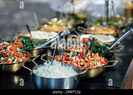 Auswahl an israelischem Essen, serviert mit Salat, Pitabrot und Vorspeisen, koscherem israelischen Milchfrühstück, Weißkäse, Salaten. mediterrane Ernährung, Israel Stockfoto