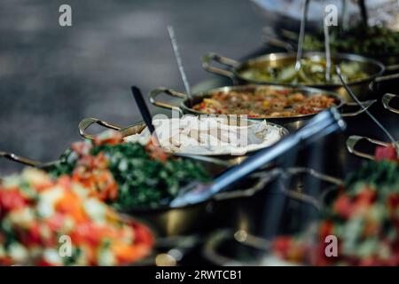 Auswahl an israelischem Essen, serviert mit Salat, Pitabrot und Vorspeisen, koscherem israelischen Milchfrühstück, Weißkäse, Salaten. mediterrane Ernährung, Israel Stockfoto