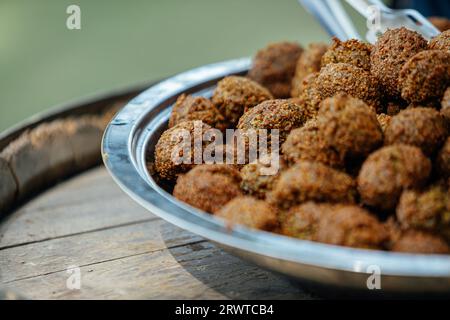 Auswahl an israelischem Essen, serviert mit Salat, Pitabrot und Vorspeisen, koscherem israelischen Milchfrühstück, Weißkäse, Salaten. mediterrane Ernährung, Israel Stockfoto