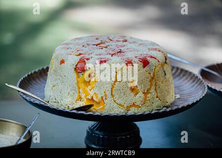 Auswahl an israelischem Essen, serviert mit Salat, Pitabrot und Vorspeisen, koscherem israelischen Milchfrühstück, Weißkäse, Salaten. mediterrane Ernährung, Israel Stockfoto