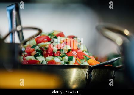 Auswahl an israelischem Essen, serviert mit Salat, Pitabrot und Vorspeisen, koscherem israelischen Milchfrühstück, Weißkäse, Salaten. mediterrane Ernährung, Israel Stockfoto